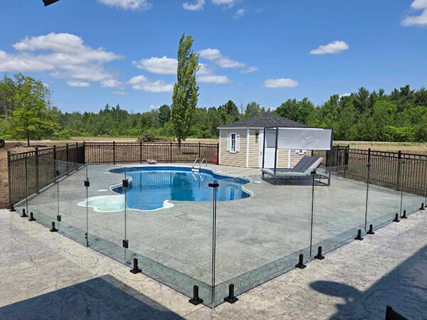 Clôture vitrée de piscine creusée modèle Crystal